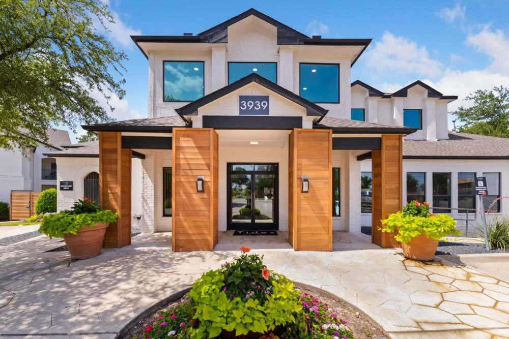 View of the leasing office entrance at Reeves and Wells in Dallas, Texas