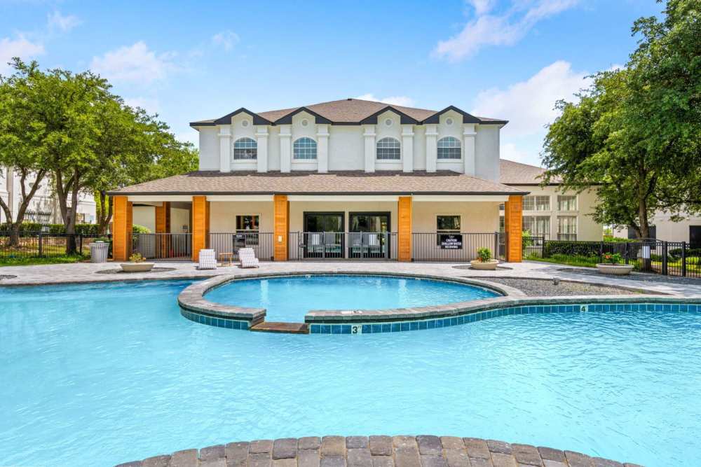 Sparkling swimming pool and spa at Reeves and Wells in Dallas, Texas