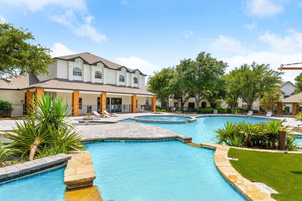 Sparkling swimming pool and spa at Reeves and Wells in Dallas, Texas