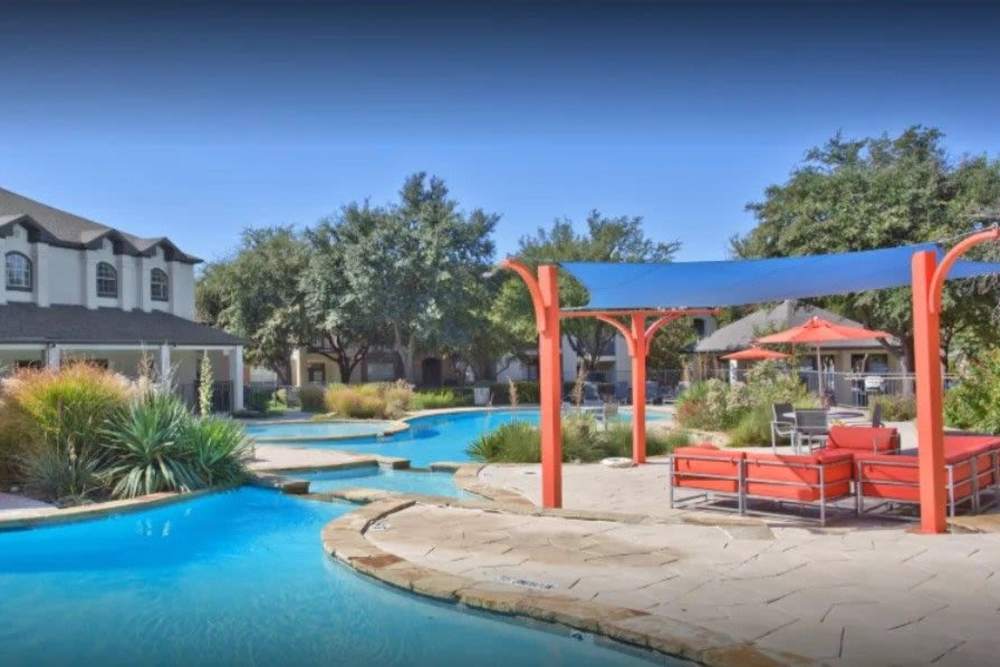 Sparkling swimming pool and lounge area at Reeves and Wells in Dallas, Texas