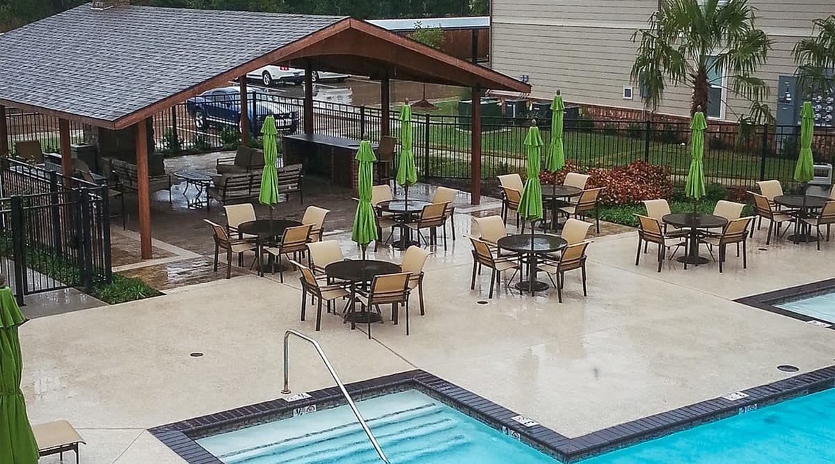 Expansive resort-style poolside patio at Le Rivage Luxury Apartments in Bossier City, Louisiana