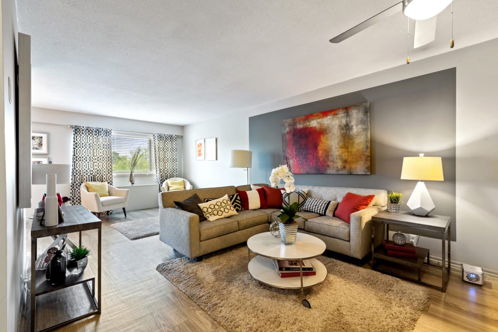 A spacious living room with a ceiling fan at Goldelm at 414 Flats in Knoxville, Tennessee