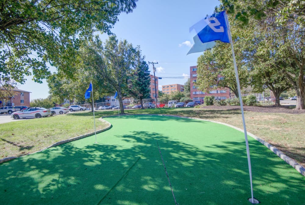 Putting green at Bennington Crossings Apartment Homes in Alexandria, Virginia