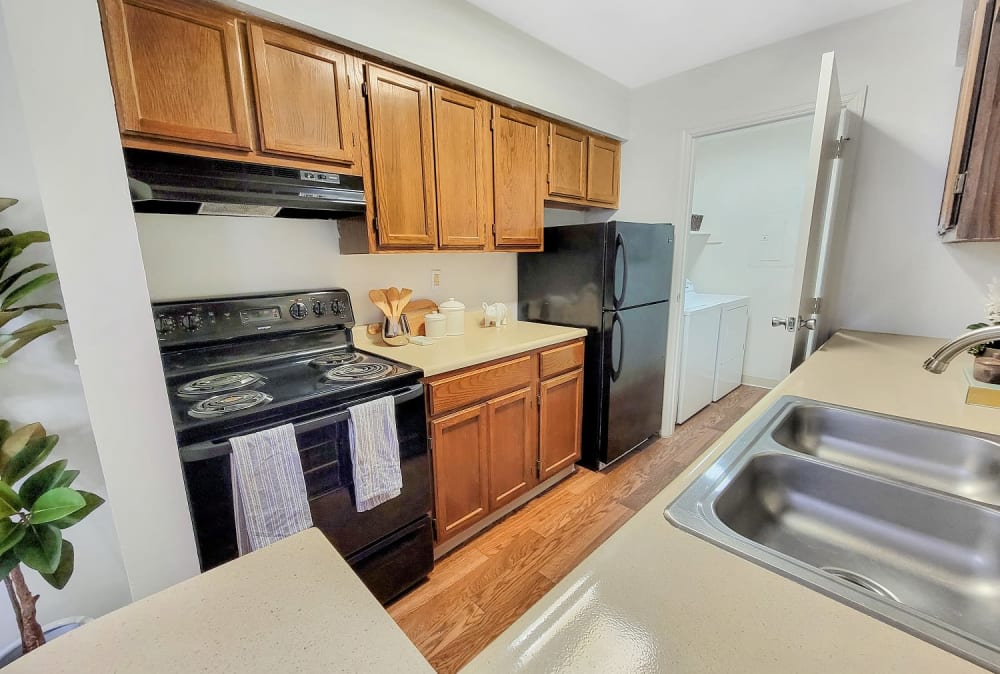 Kitchen with electric stove at Cobblestone Grove Apartment Homes in Fairfield, Ohio