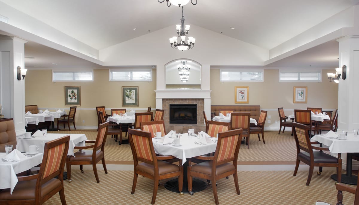Dining room at Touchmark at Wedgewood in Edmonton, Alberta