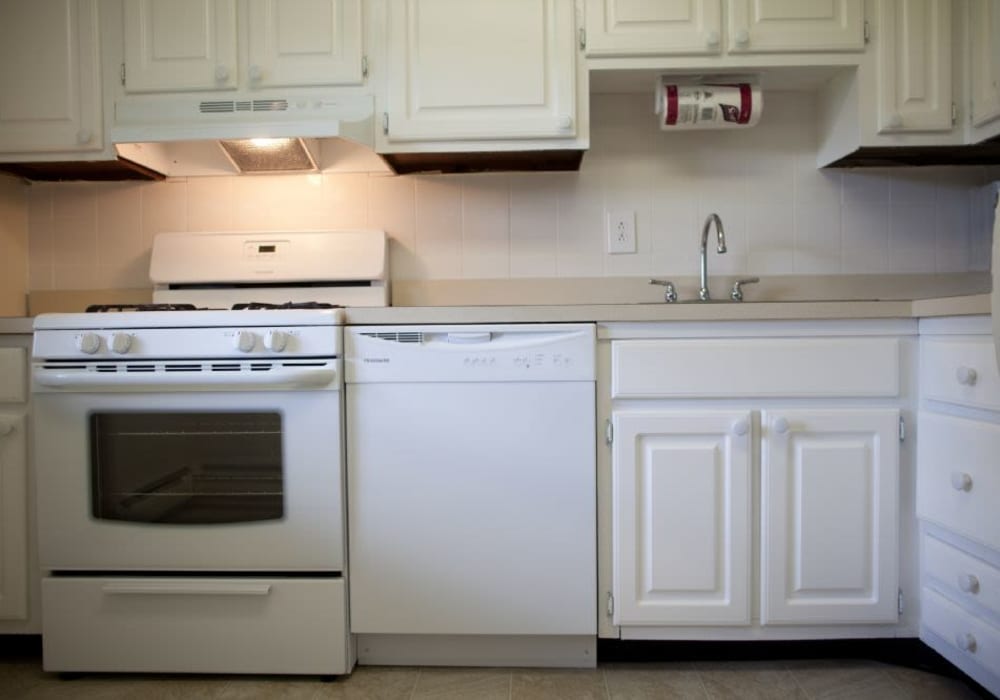 Kitchen with off white cabinets appliances at Wynbrook West Apartments in East Windsor, New Jersey