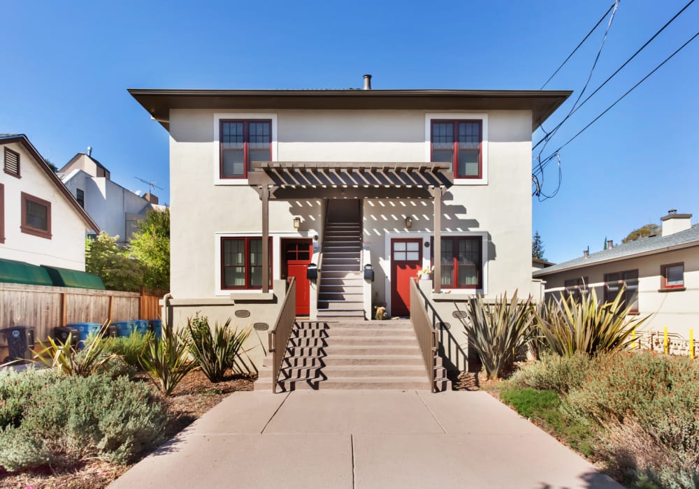 Entrance with red doors at Hawthorne Apartments in Palo Alto, California