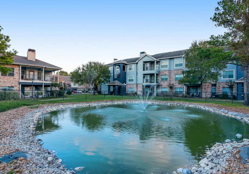 Beautiful lake at Hollister Place Apartments in Houston, Texas