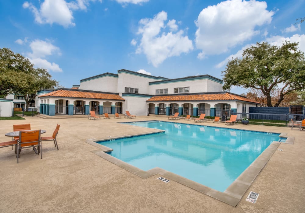Luxury swimming pool at Mateo Apartment Homes in Arlington, Texas