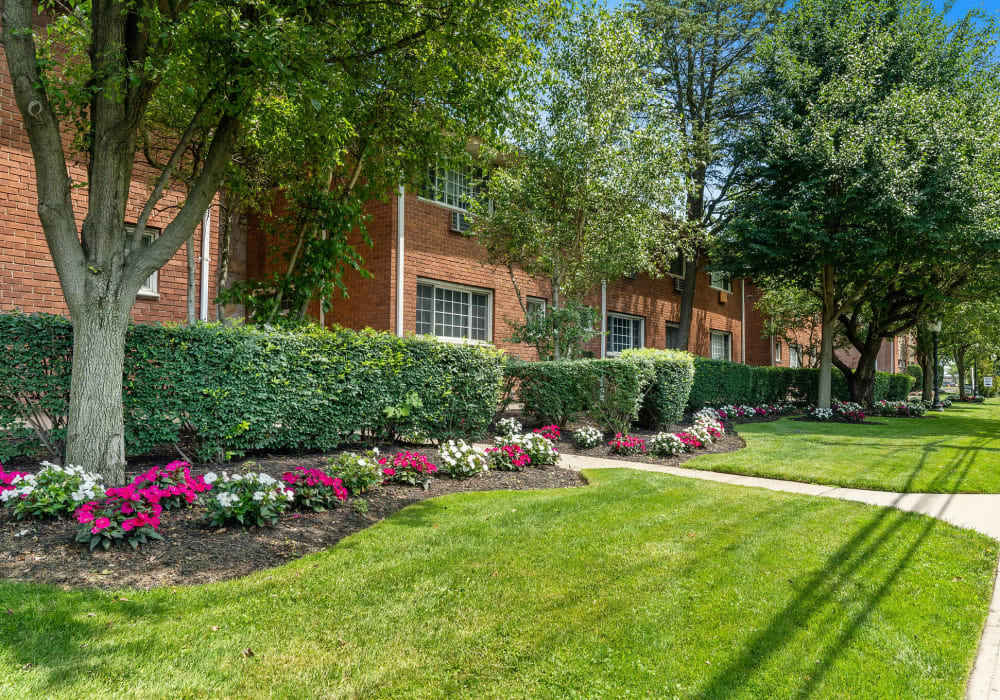 Front Garden view at Eagle Rock Apartments at Mineola in Mineola, New York