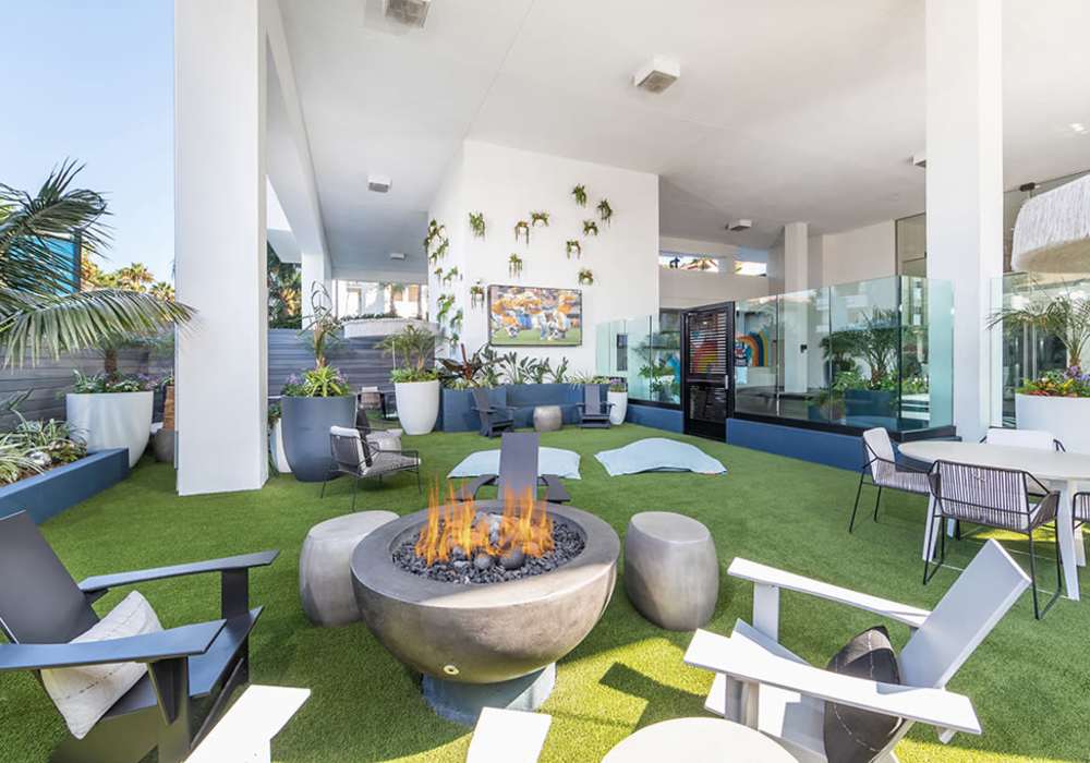 Outdoor sitting area with a beach view at 1900 Ocean Apartment Homes in Long Beach,California
