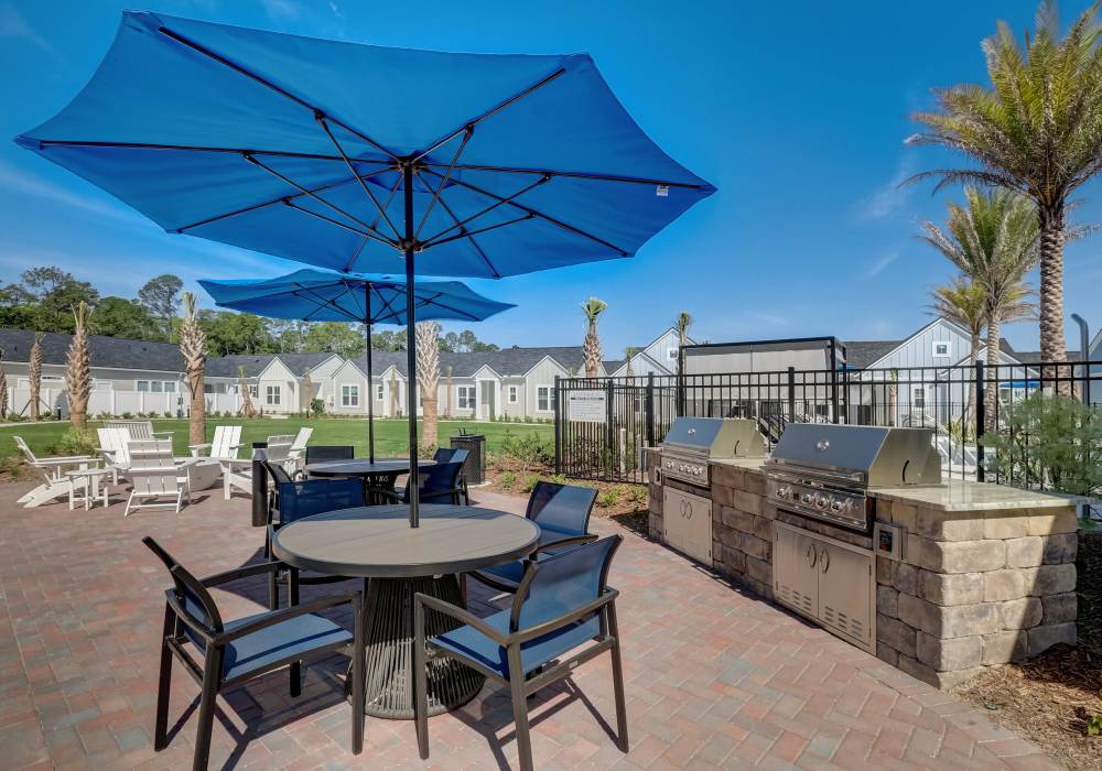 Outdoor table at Cottage Street at eTown in Jacksonville, Florida