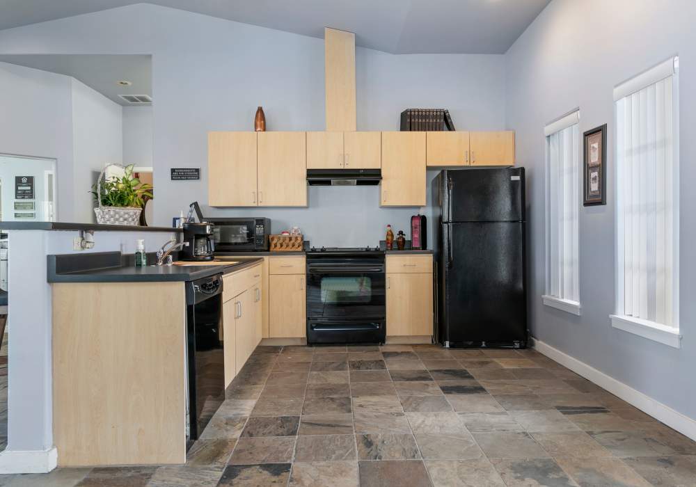 A well-equipped kitchen at Heron Creek Apartments in Moses Lake, Washington
