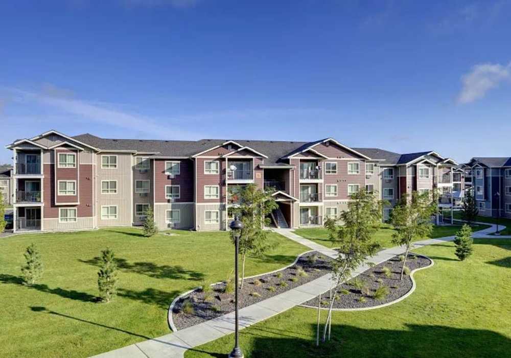 Apartment building surrounded by a green lawn at Copper Mountain in Richland, Washington