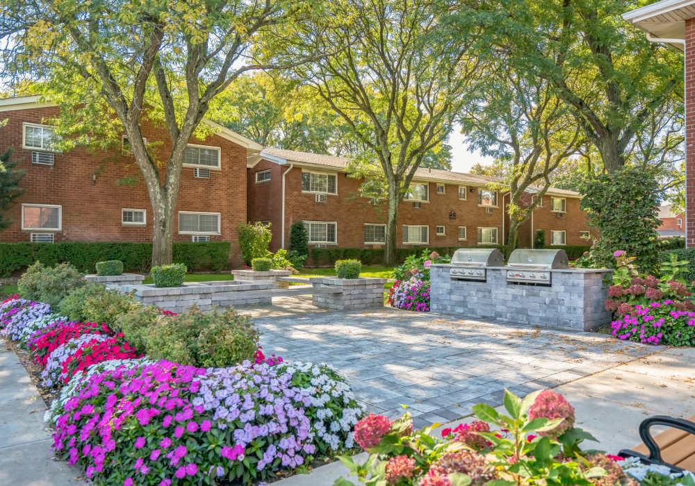 Grill and picnic area at Eagle Rock Apartments at Mineola in Mineola, New York