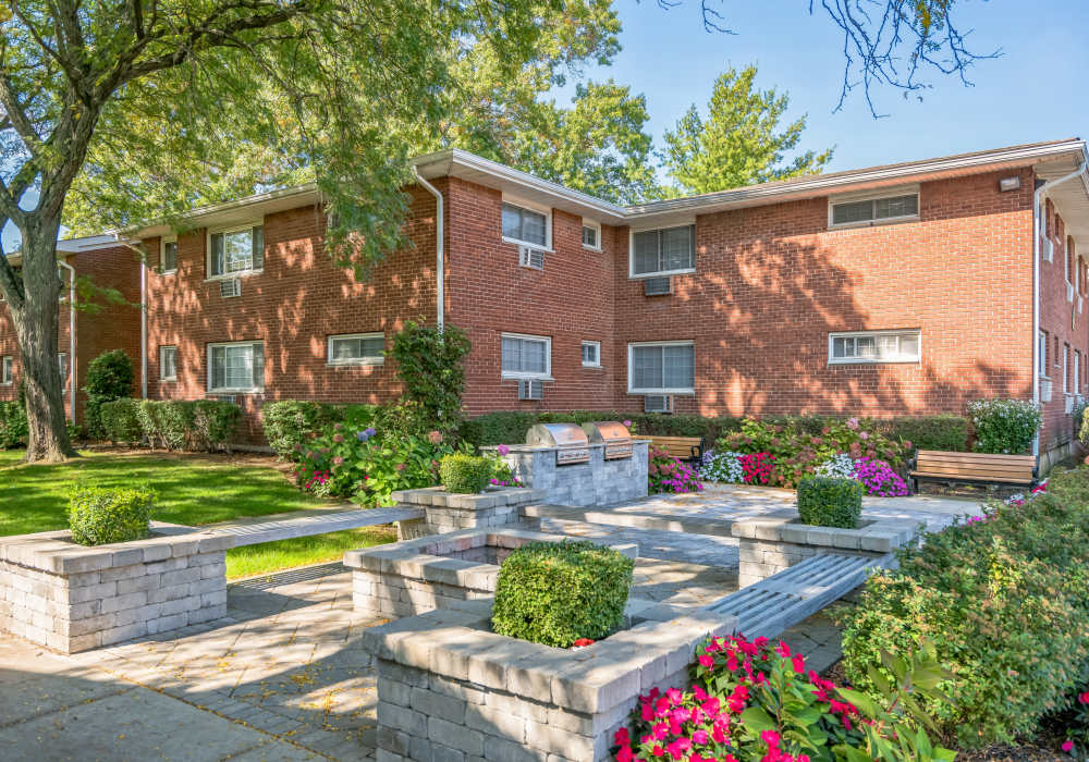 Community BBQ area at Eagle Rock Apartments at Mineola in Mineola, New York