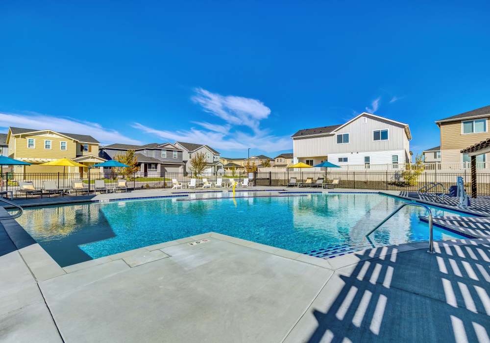 Community pool & splash pad at BB Living at The Oaks in Meridian, Idaho
