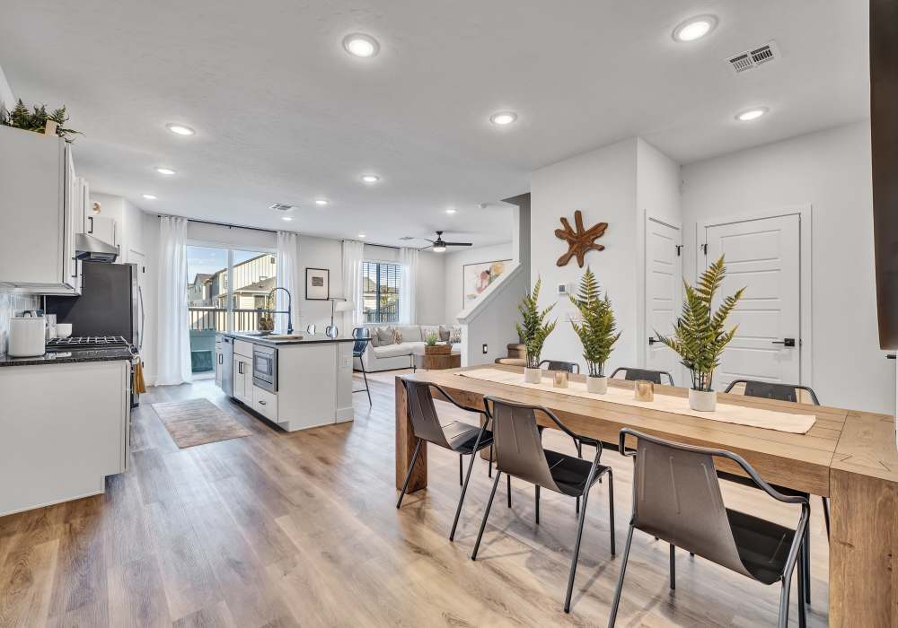 Kitchen & dining area 