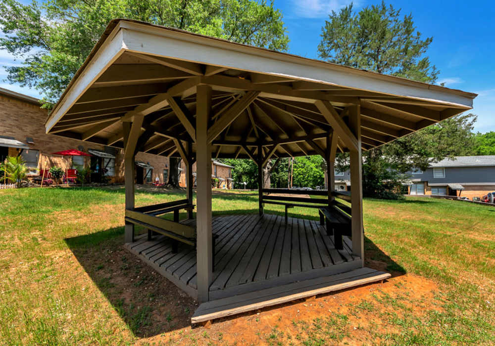 Seating area with greenery at Troup Townhomes in Troup, Texas