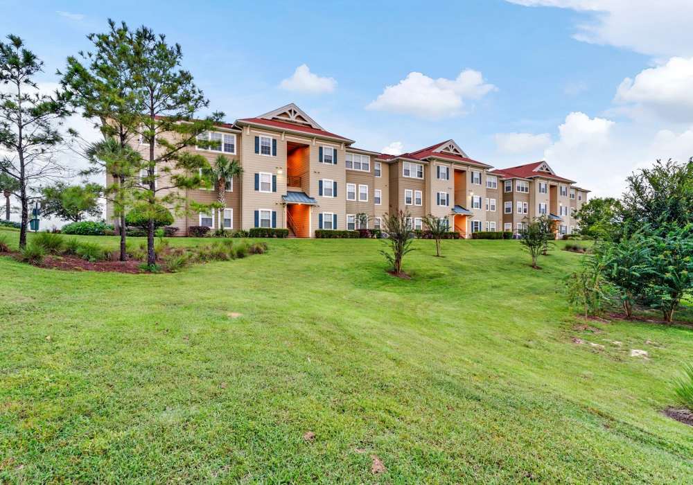Exterior view of an apartment at Victoria Park Apartments in Davenport,Florida