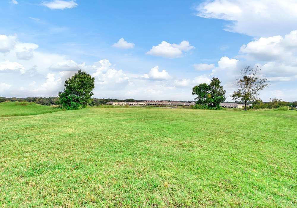 Green lawn at Victoria Park Apartments in Davenport,Florida
