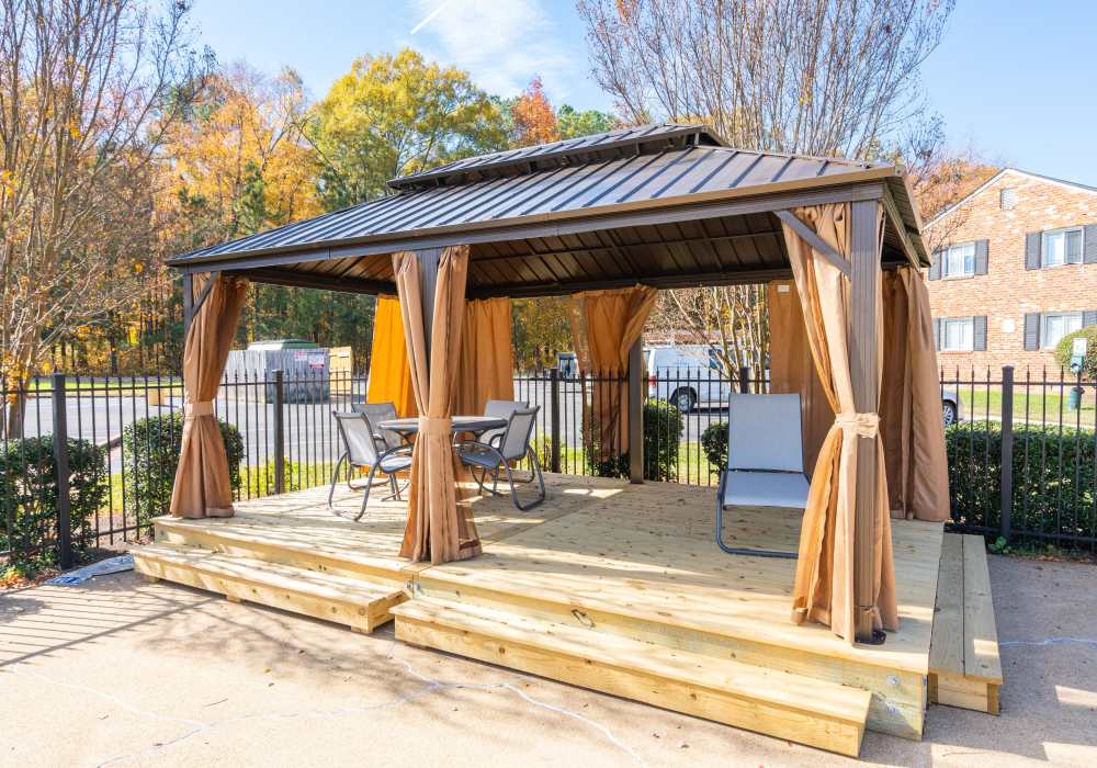 Outdoor sitting area at Deering Manor in Richmond,Virginia