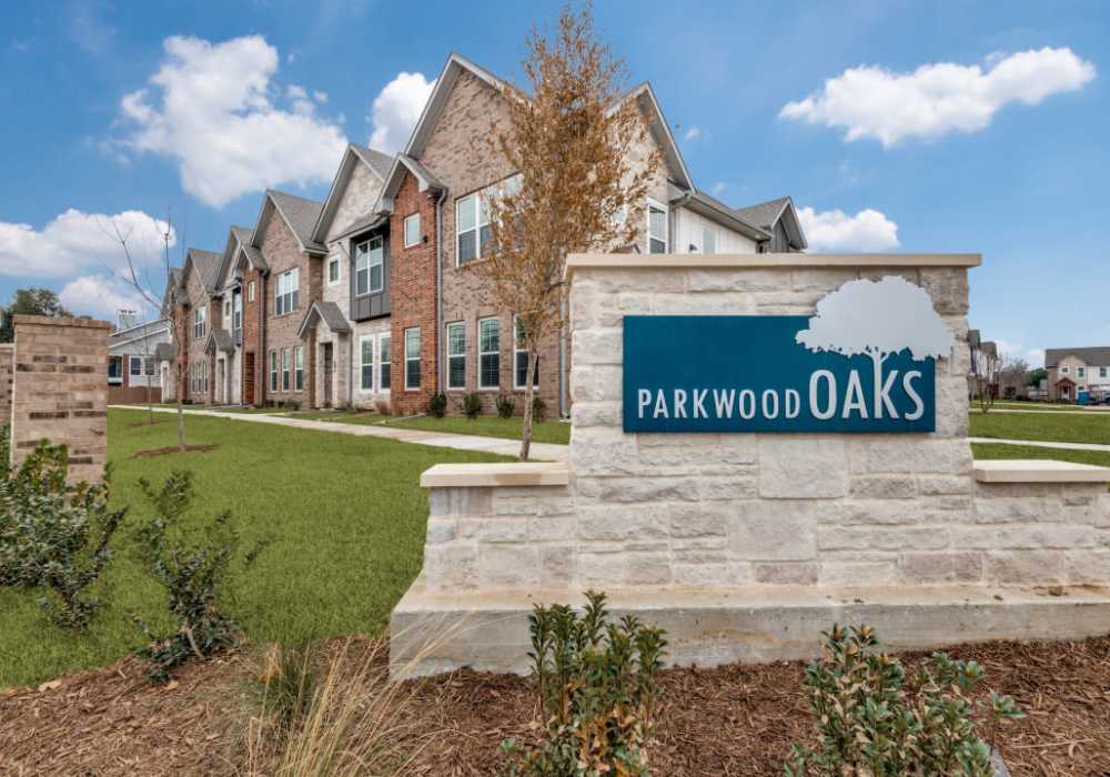 Photo of monument / Parkwood Oaks logo sign