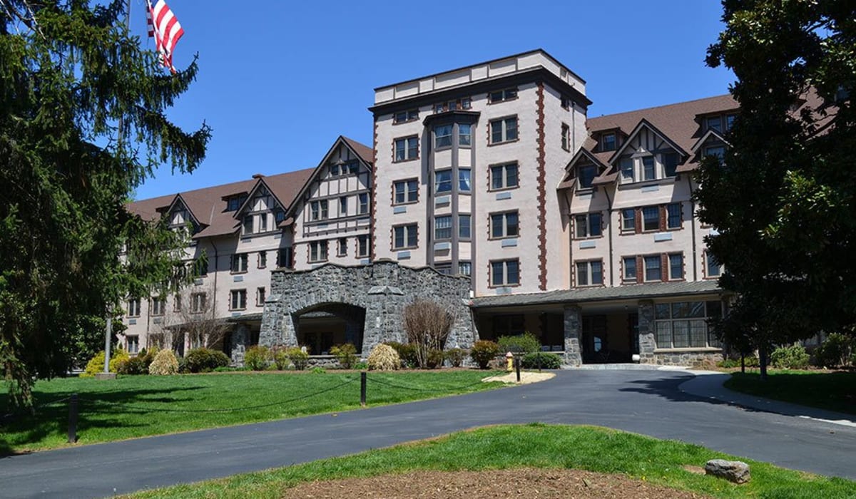 Exterior of the main entrance and surrounding apartments at Kenilworth Inn in Asheville, North Carolina