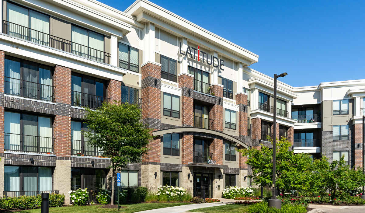 Apartment exterior of Latitude at Deerfield Crossing in Mason, Ohio