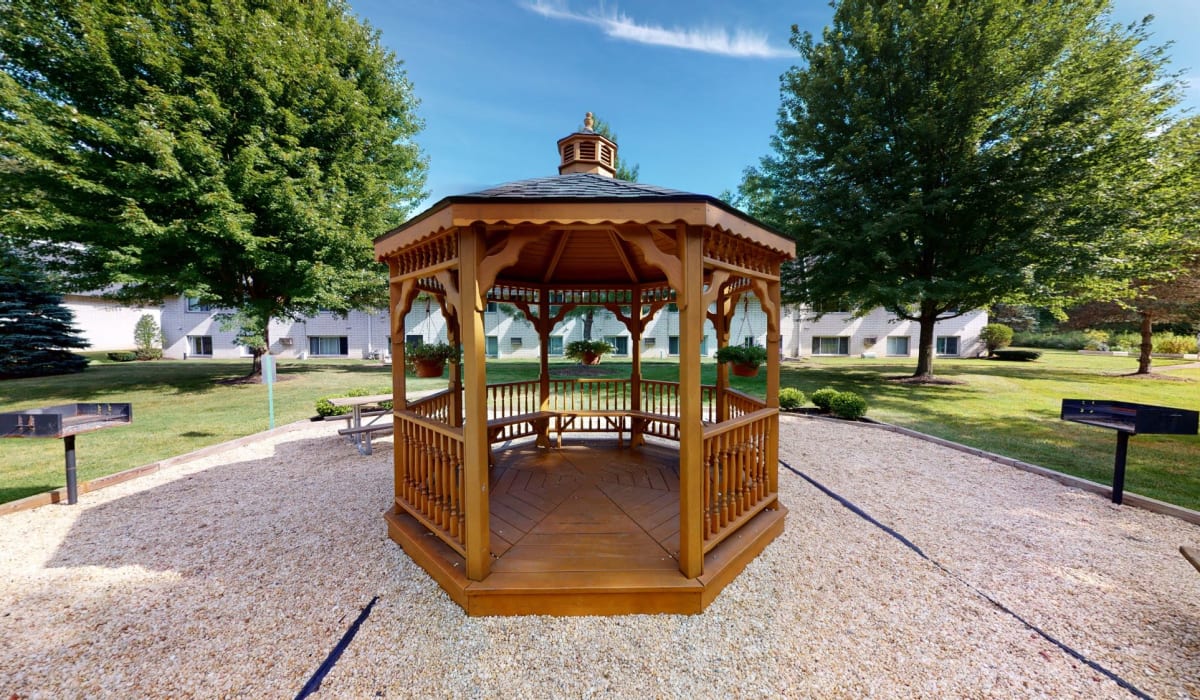 Picnic area at Tanglewood Apartments & Townhomes in Erie, Pennsylvania
