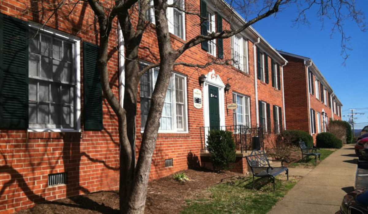 Charming community at Berkshire and Barter Court Apartments in Charlottesville, Virginia