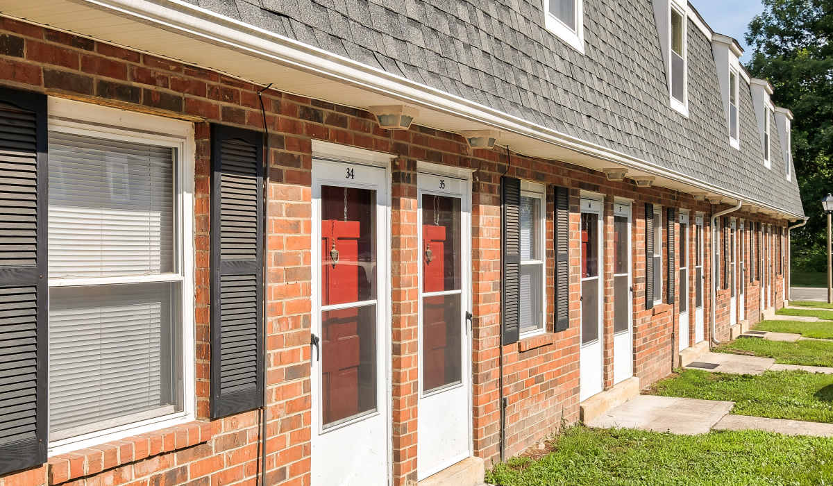 exterior of building at Misty Pines Apartments in Ashland, Virginia