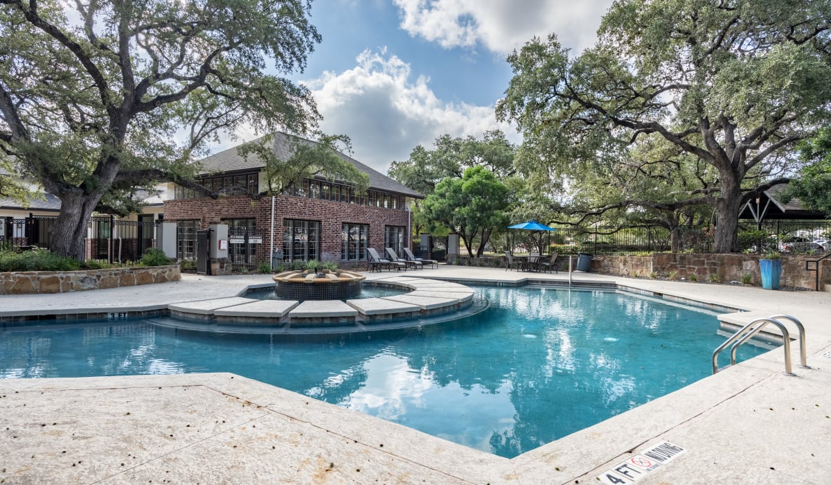 Pool and hot tub at Sonterra Heights in San Antonio, Texas