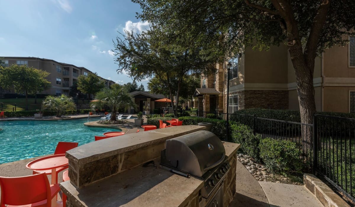 Outdoor bbq at Woodbridge Villas Apartments in Sachse, Texas