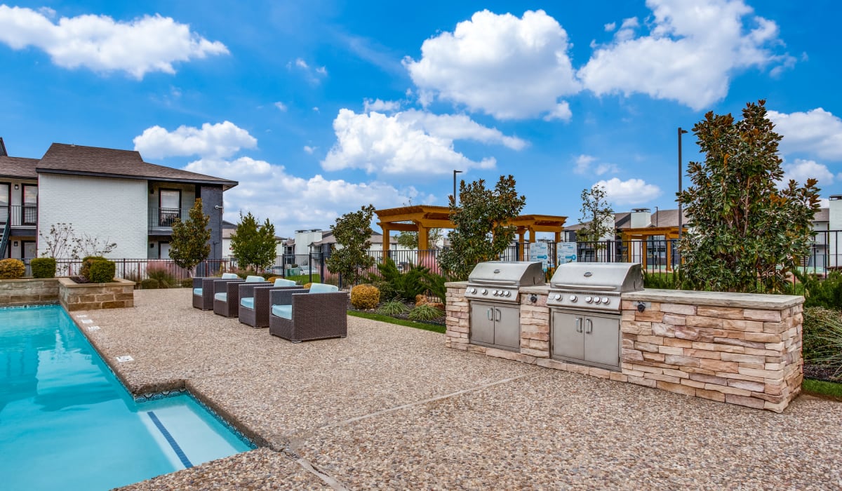 Swimming pool and bbq at Decker Apartment Homes in Ft Worth, Texas