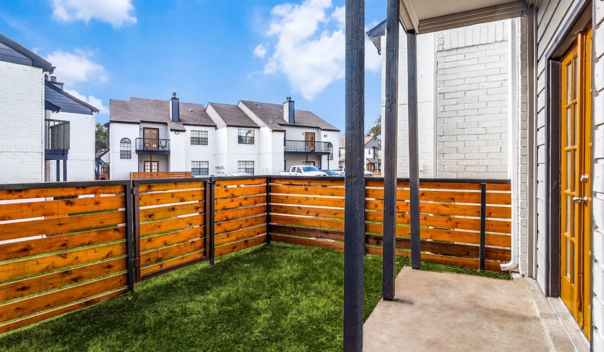 Outdoor patio at Knowlton Apartment Homes in Mesquite, Texas