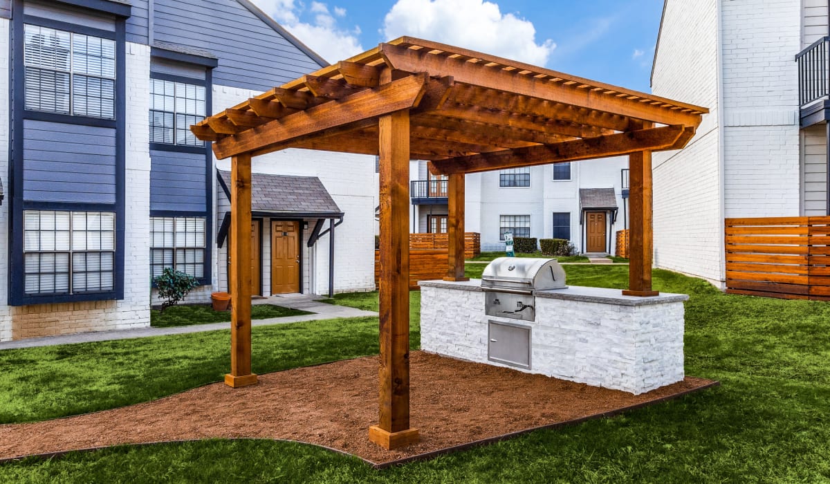 BBQ area with gazebo at Knowlton Apartment Homes in Mesquite, Texas