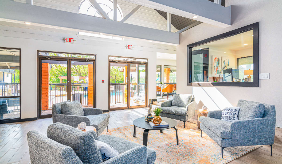 Community seating area at Knowlton Apartment Homes in Mesquite, Texas
