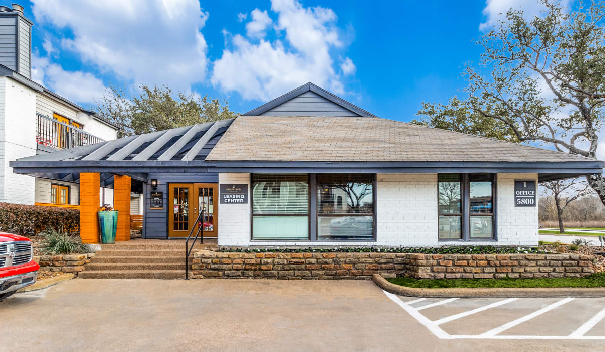 Nice leasing office at Knowlton Apartment Homes in Mesquite, Texas