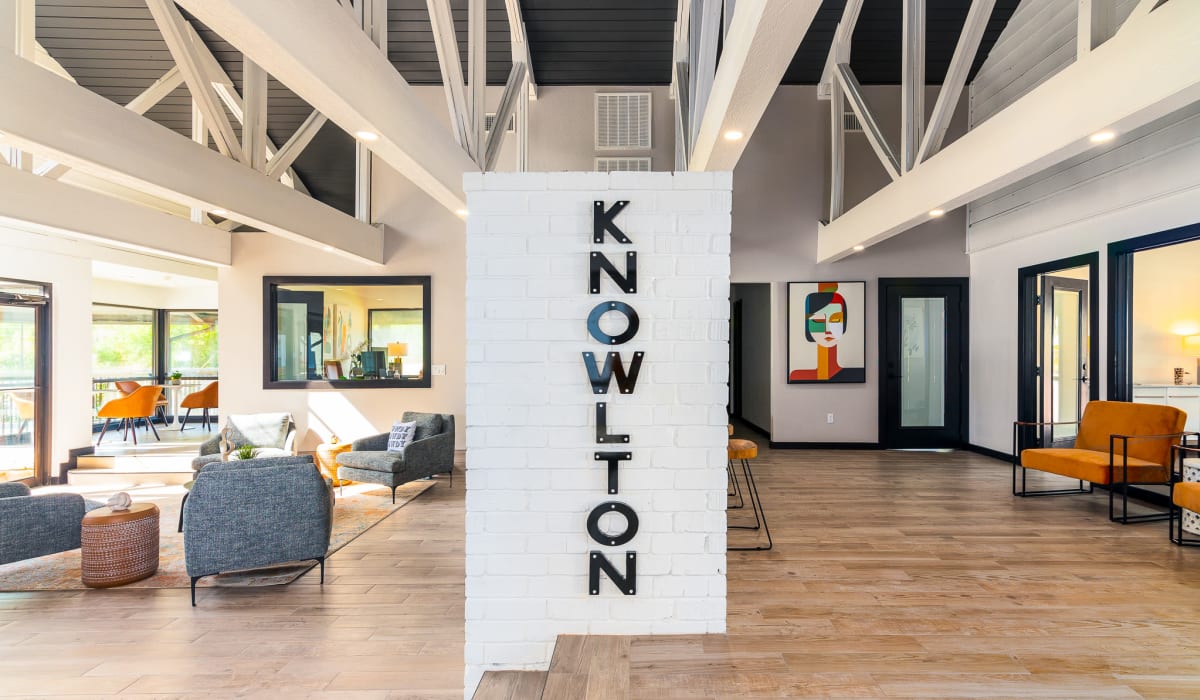 Nice community space at Knowlton Apartment Homes in Mesquite, Texas