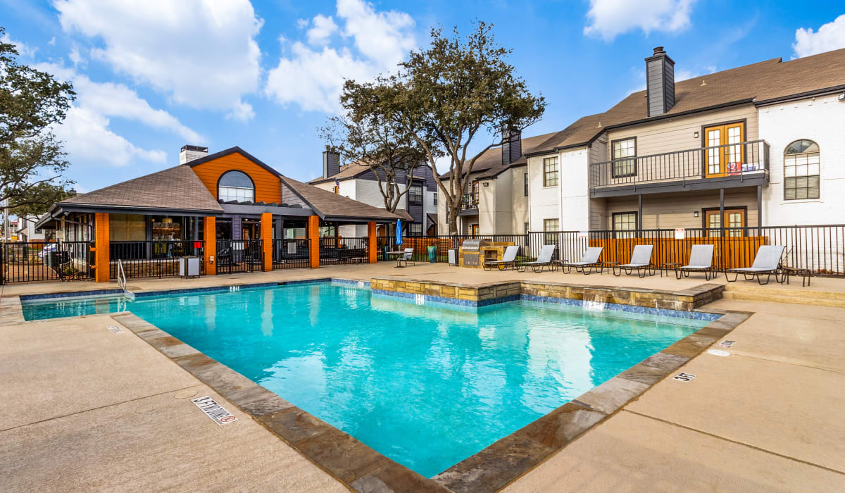 Luxurious swimming pool at Knowlton Apartment Homes in Mesquite, Texas