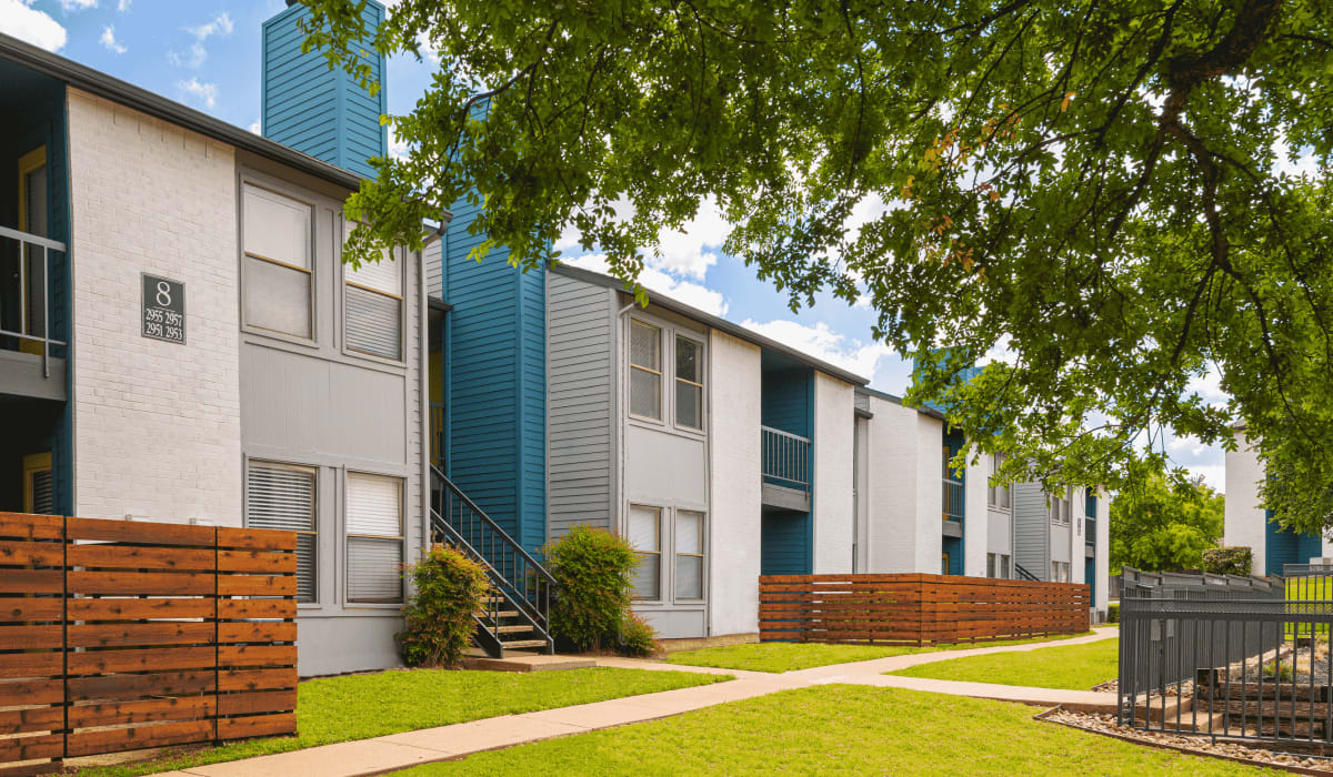Quality housing at Creekside Apartment Homes in Fort Worth, Texas