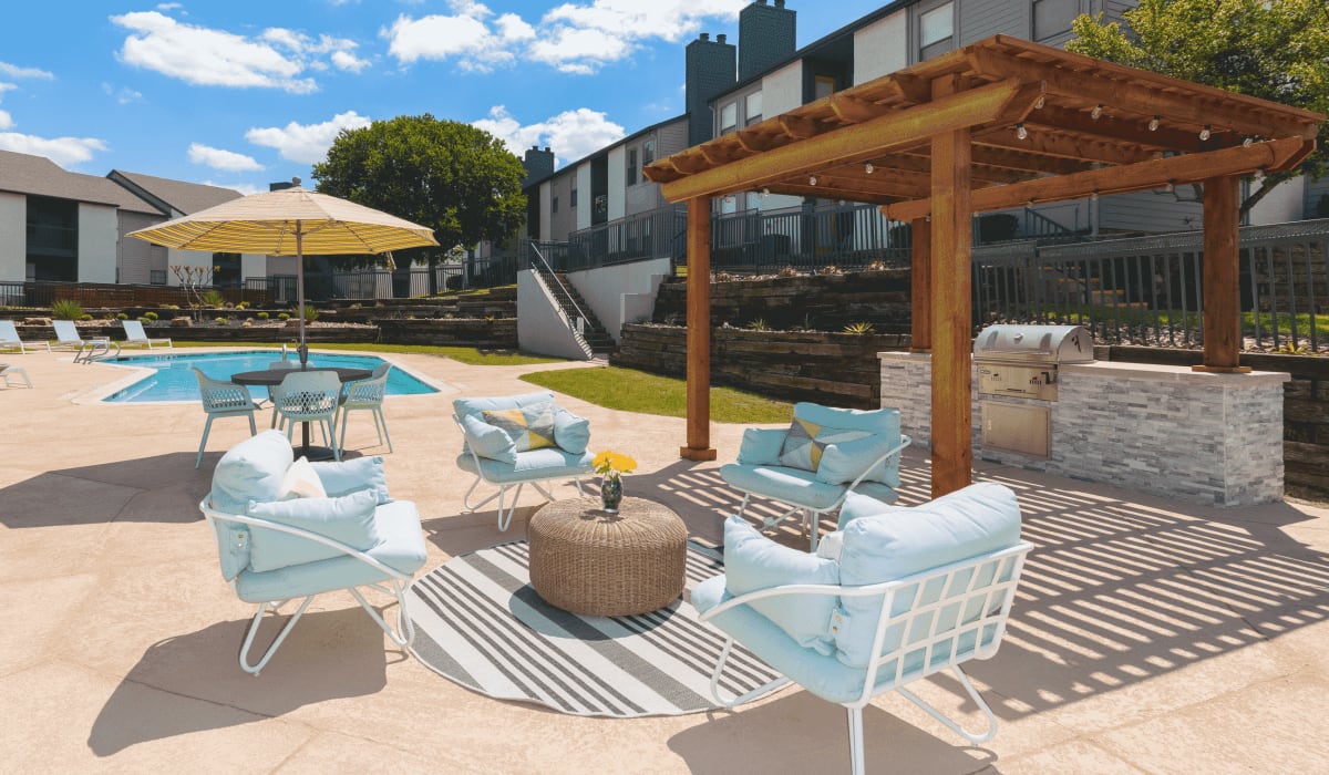 Outdoor lounge area at Creekside Apartment Homes in Fort Worth, Texas