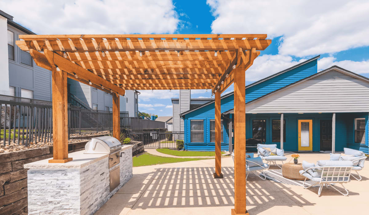 Outdoor barbecue area at Creekside Apartment Homes in Fort Worth, Texas