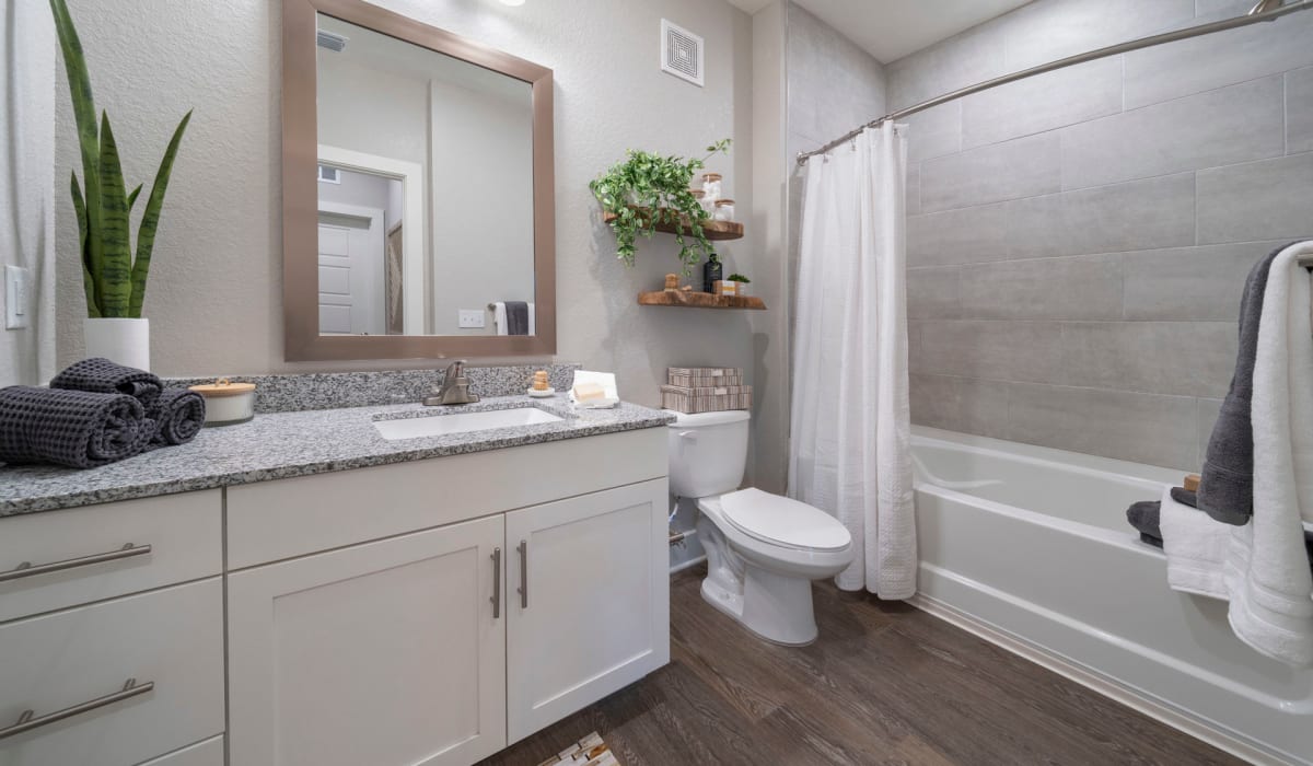 White cabinetry and a full0sized bathroom in an apartment bathroom at Sentosa Riverview in Riverview, Florida