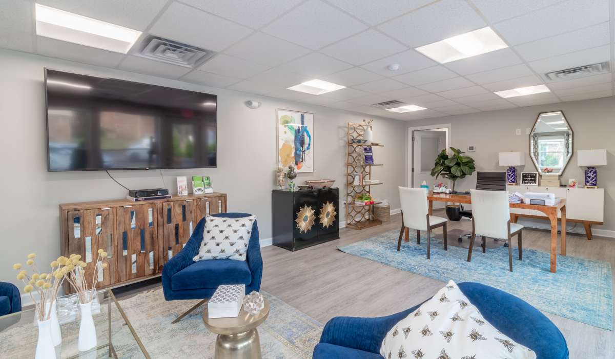 community seating area at Landmark at Tuckahoe in Henrico, Virginia
