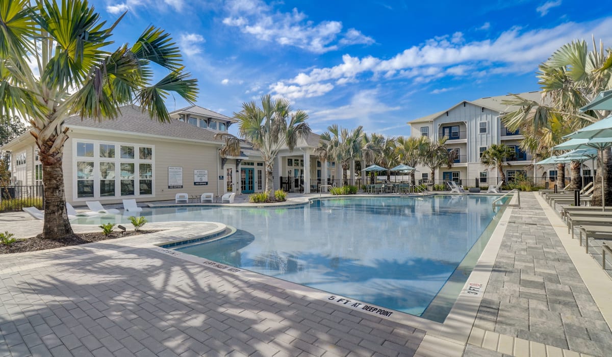 The resort-style swimming pool at Avocet at Melbourne in Melbourne, Florida