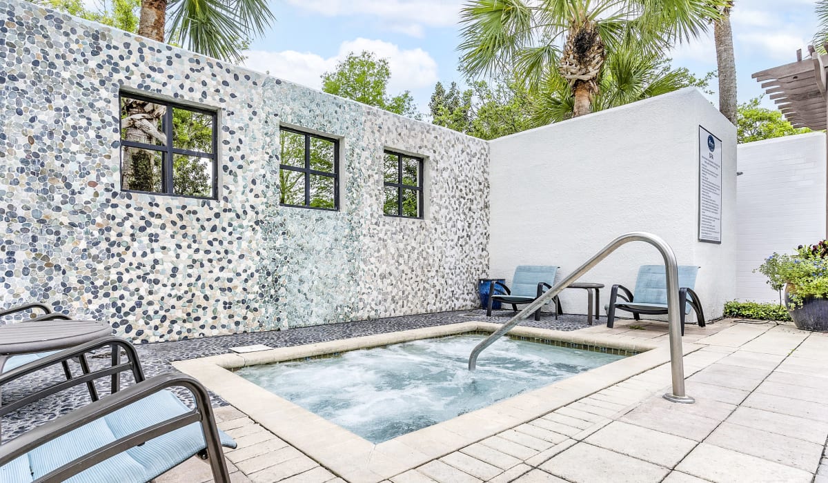 Cozy jacuzzi at Heritage on Millenia Apartments in Orlando, Florida