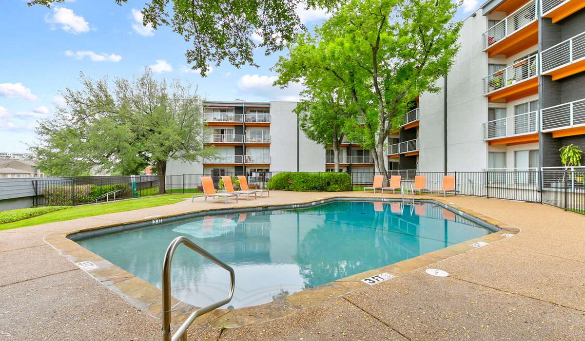 Outdoor swimming pool at The Pearl at Midtown in Dallas, Texas