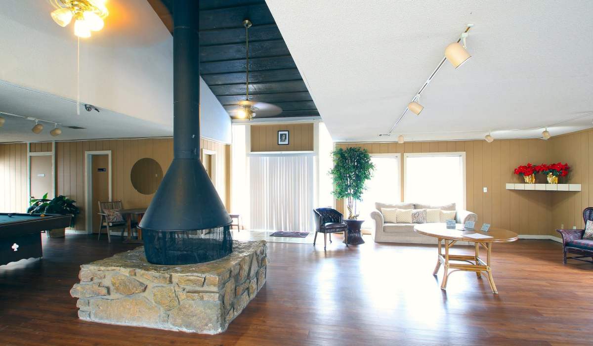Community space in Magnolia Creek Apartments in Tulsa, Oklahoma